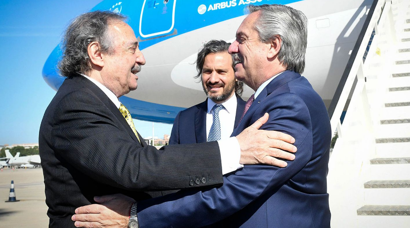 Alberto Fernández fue recibido por el embajador Ricardo Alfonsín.