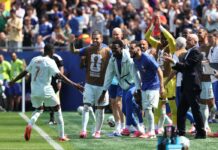 Con tres goles de Dembelé, Francia aplastó por 4 a 1 a una Noruega con suplentes y clasificó primero